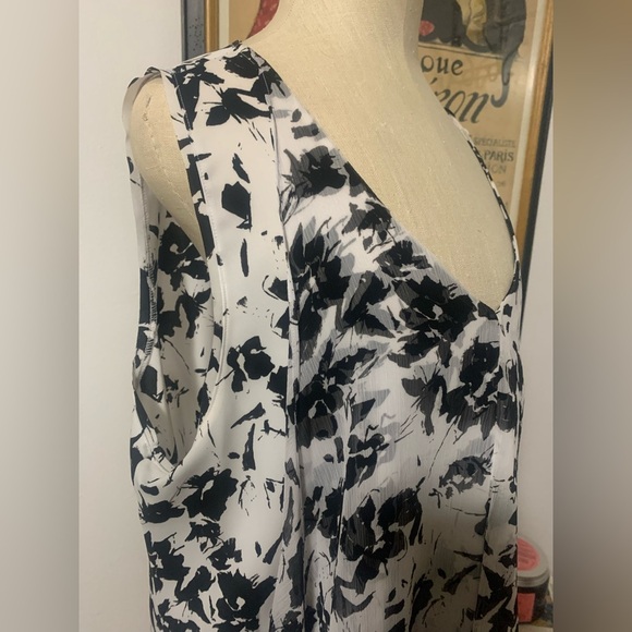 Simply Vera Vera Wang Black and White Floral Sleeveless Blouse - Picture 10 of 11